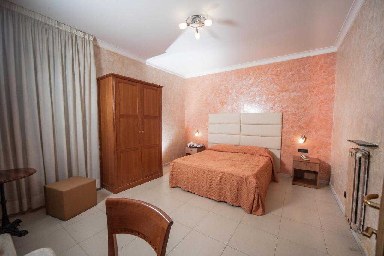 Hotel Cesare 14 ナポリ エクステリア 写真