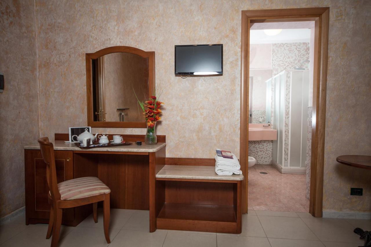 Hotel Cesare 14 ナポリ エクステリア 写真